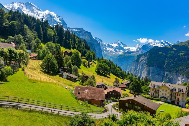 Maravilloso pueblo de montaña sin coches Wengen, Oberland bernés, Suiza. El Jungfrau es visible en el fondo