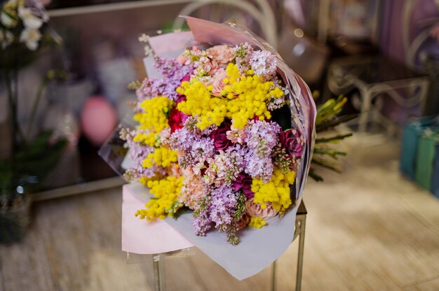 Maravilloso ramo de rosas, lilas y mimosa.