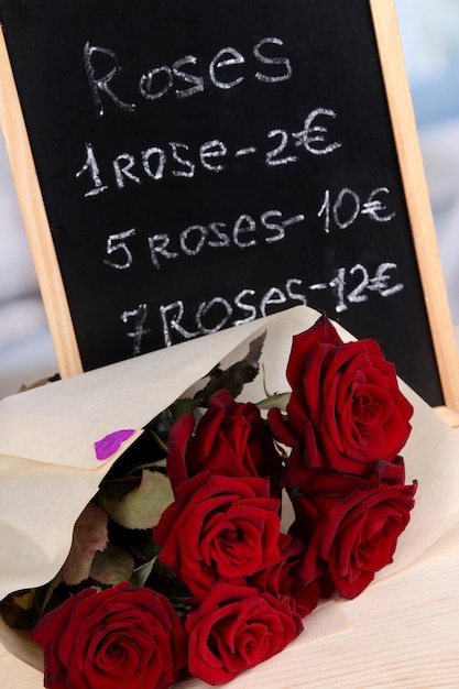 Maravilloso ramo de rosas rojas con tableta en su venta