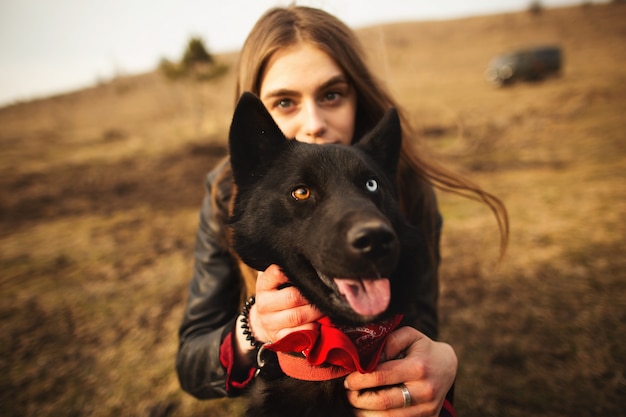 Un maravilloso retrato de una niña y su perro con ojos coloridos.