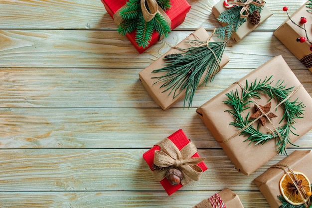 Los maravillosos regalos de Navidad envueltos en papel kraft con espacio para copiar