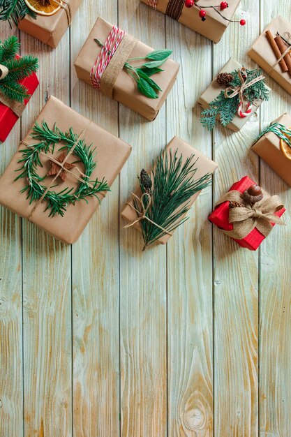 Los maravillosos regalos de Navidad envueltos en papel kraft con espacio para copiar