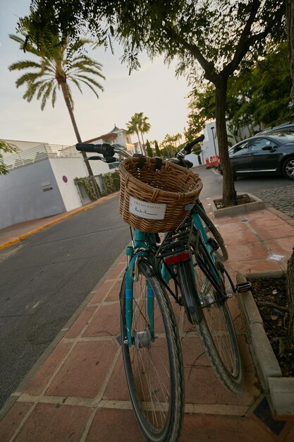 MARBELLA, MALAGA ESPANHA - 04.10.2019 Arquitetura mediterrânea na Espanha. Andar de bicicleta na rua