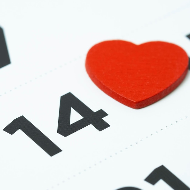 Marca del 14 de febrero con corazón rojo en el calendario. concepto de día de san valentín