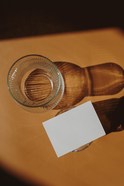 Marca boêmia de luxo estético ou modelo de cartão de convite Folha de cartão de convite de papel em branco com espaço de cópia simulado vazio Fundo laranja bronzeado quente e vidro com sombras de luz solar