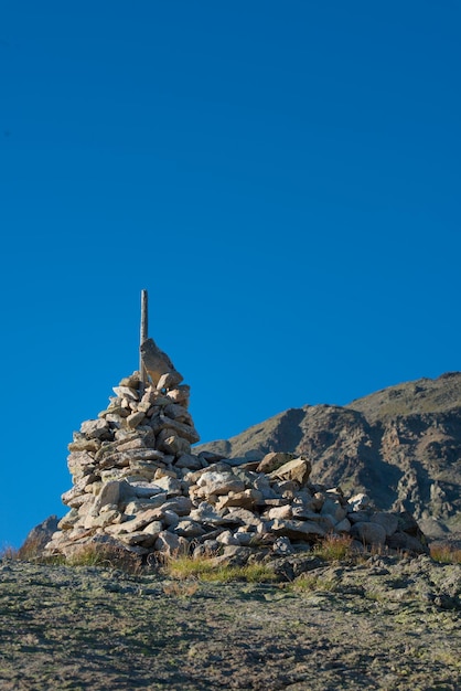 Foto marca del camino correcto en las altas montañas