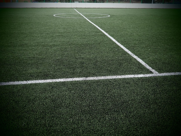 La marca del campo de fútbol sobre el césped verde Líneas blancas de no más de 12 cm o 5 pulgadas de ancho Área del campo de fútbol