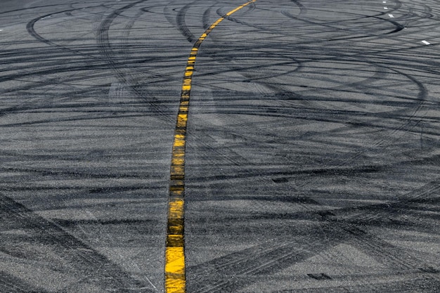 Marca de pneu na pista de corrida de asfalto asfalto textura e plano de fundo Trilhas de pneus pretos abstratos derrapam na estrada de asfalto em circuito de corrida Marca de pneu marca de derrapagem na estrada de asfalto