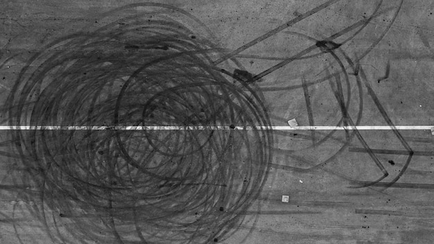 Marca de pneu na pista de corrida de asfalto asfalto textura e plano de fundo Trilhas de pneus pretos abstratos derrapam na estrada de asfalto em circuito de corrida Marca de pneu marca de derrapagem na estrada de asfalto