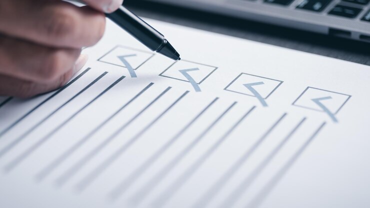 Foto marca de verificação de mão humana em papel conceito de verificação através de caixas de verificação pesquisas através de questionários comentários para liderar desenvolver e corrigir erros marcação na lista de verificação