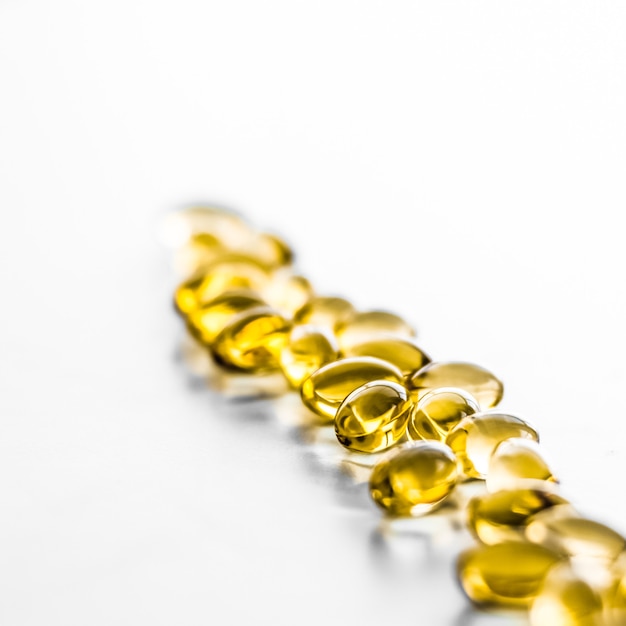 Marca farmacéutica y concepto científico píldoras de vitamina d y omega de oro para una dieta saludable ...