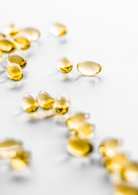 Marca farmacéutica y concepto científico píldoras de vitamina d y omega de oro para una dieta saludable ...