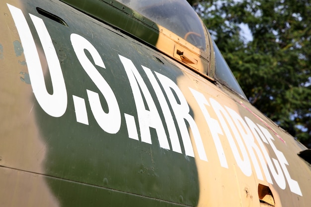 Marca de la Fuerza Aérea de EE. UU. En el costado de la aeronave