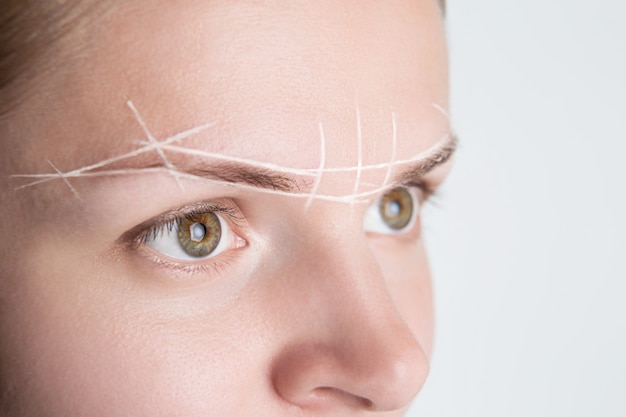 Marcação e medição da testa antes da microblading