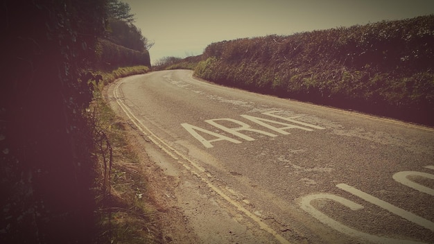 Foto marcação rodoviária bilíngue na estrada em cardiff - país de gales