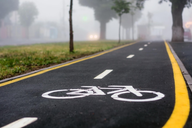 Foto marcação rodoviária na faixa para bicicletas