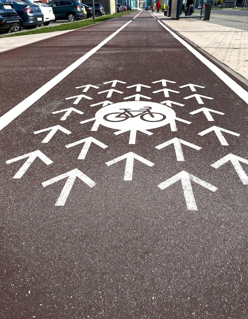 Foto marcación de carriles para bicicletas con pintura blanca