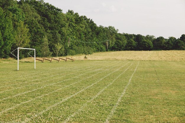 Foto marcaciones en el campo de juego contra el cielo