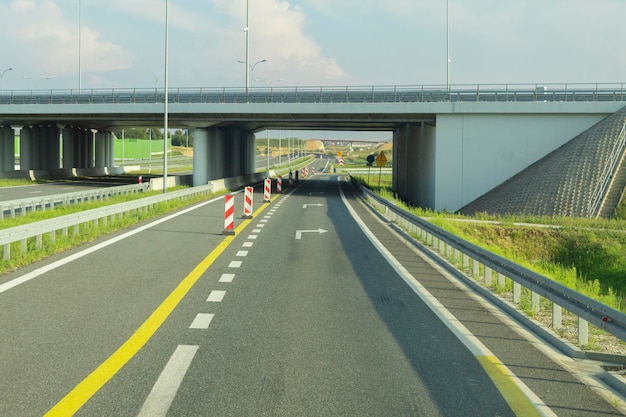 Marcações de estrada e curva à direita Vista da estrada com marcações do carro