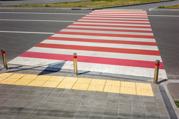 Marcações para uma passagem de pedestres para o tráfego na cidade