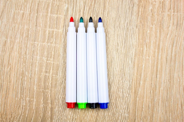 Marcadores de colores sobre la mesa Marcadores para notas notas