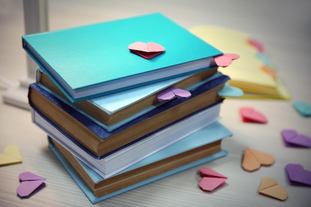 Foto marcadores de corazón para libros en primer plano de la mesa de madera