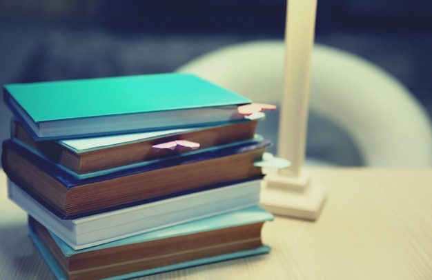 Foto marcadores de corazón para libros en primer plano de la mesa de madera