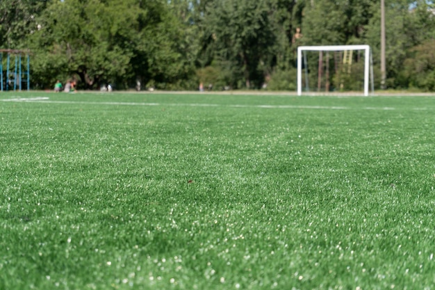 Marcaje en un estadio moderno con césped artificial