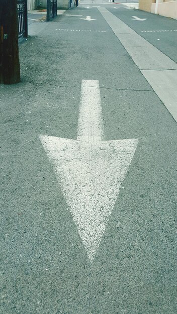 Foto marcaje vial en la calle