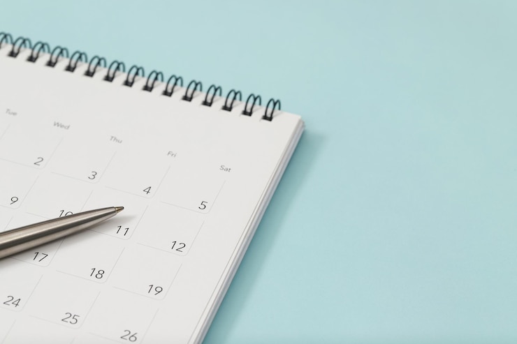 Foto marcar o dia do evento com um alfinete thumbtack no calendário conceito para linha de tempo ocupado organizar agendamento consulta reunião lembrete planejamento reunião de negócios ou viagem planejamento de férias conceito foco suave