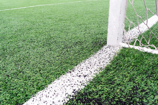 Marcas blancas en un campo de fútbol artificial