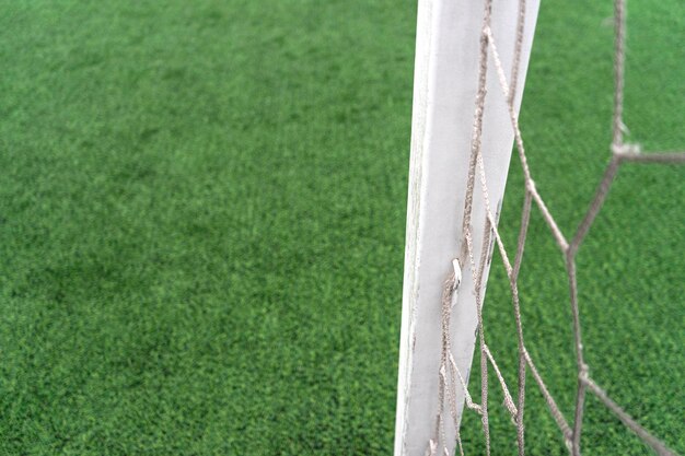 Foto marcas blancas en un campo de fútbol artificial