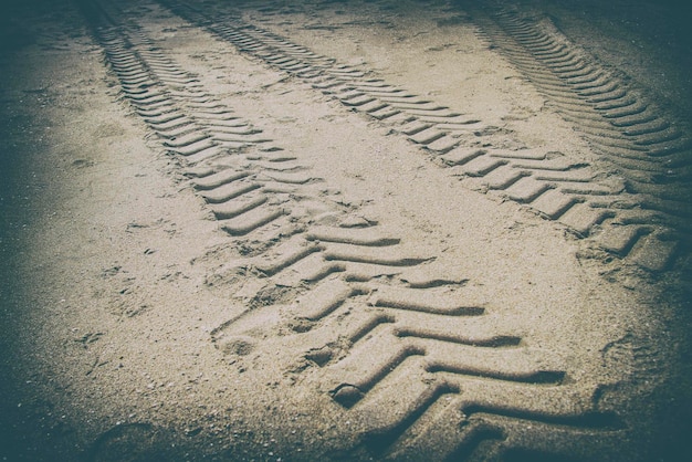 Foto marcas de coches en la playa en borde negro