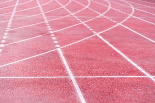 Marcas de curvas y líneas cruzadas rectas en pista de atletismo allwether con superficie de goma