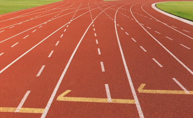 Foto marcas de linhas vermelhas da pista de atletismo do estádio de atletismo.