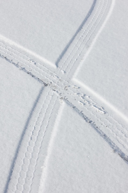 marcas de rodas na neve