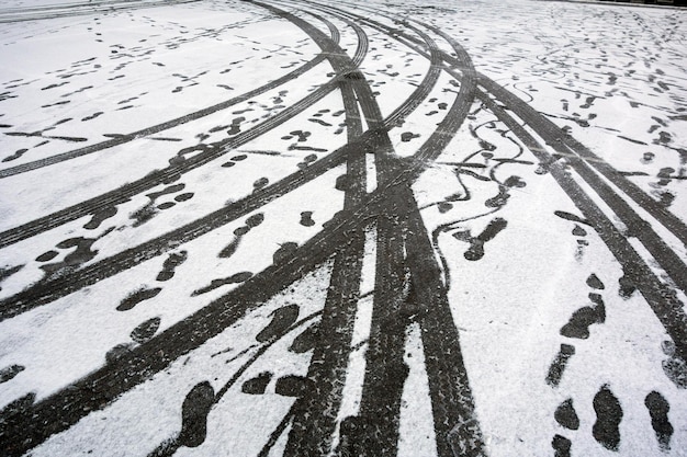 Marcas de neumáticos en asfalto nevado