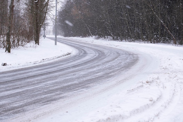 Marcas de nieve y ruedas de coche en la carretera