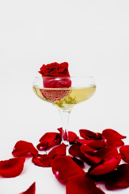 Marcha festiva del día de la mujer. Rosa roja y cristal de champaña.