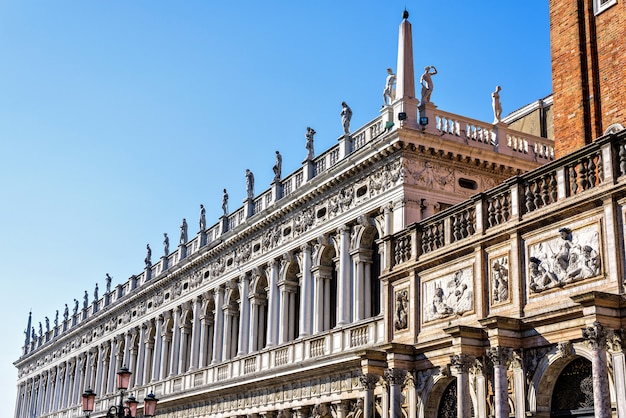 Marciana Bibliothek und Campanile Eingang in Venedig