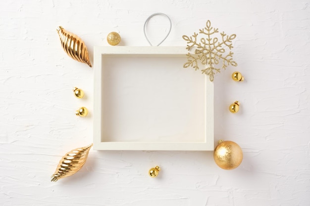 Marco y adorno de Navidad blanco, caja de regalo, adorno de decoración de estrellas en mesa de hormigón blanco