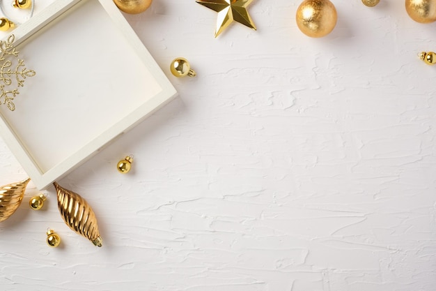 Marco y adorno de Navidad blanco, caja de regalo, adorno de decoración de estrellas en mesa de hormigón blanco