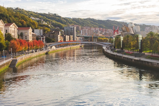 Marco aéreo de Bilbao paisagem urbana de outono de Bilbao com paisagem do país basco do rio