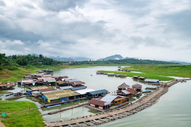 Marco antigo da vila com cultura tradicional de madeira de ponte na barragem em sangkhlaburikanchanaburithailand