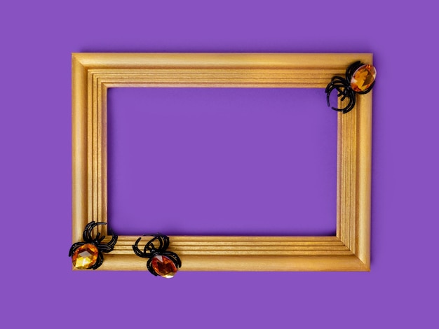 Marco con arañas en un fondo púrpura con un lugar para decoraciones festivas de texto para Halloween