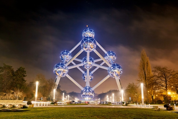 Marco atomium edifício à noite