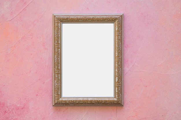 Foto marco blanco adornado dorado en pared rosa