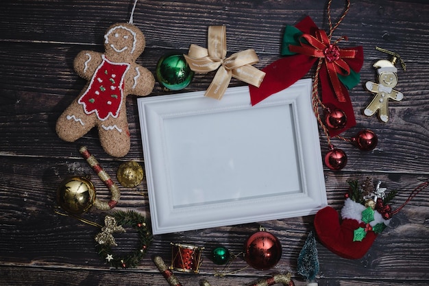 Marco en blanco de fondo de Navidad para texto con decoraciones en tablero de madera oscura