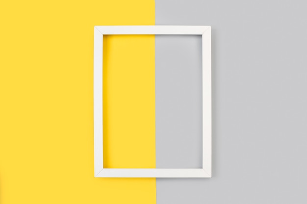 Un marco blanco sobre amarillo y gris.