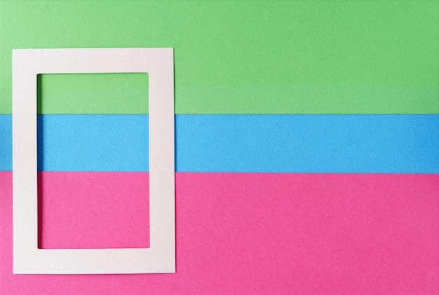 Foto marco blanco sobre fondo pastel rosa verde azul el concepto de minimalismo